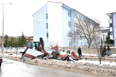 Samsun'da kuvvetli rüzgar, okulun çatısını uçurdu