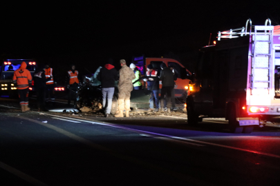 Mardin'de otomobil ile hafif ticari aracın çarpıştığı kazada 3 ölü, 2 yaralı