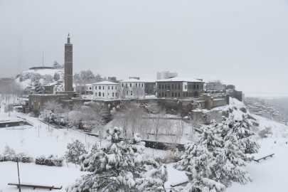 Diyarbakır'a kar yağdı; tarihi mekanlar da beyaza büründü