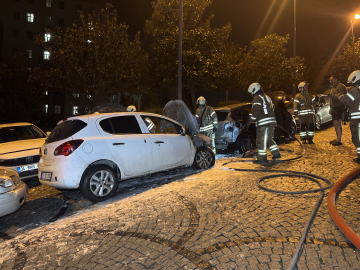 İstanbul - Beşiktaş'ta park halindeki 4 otomobil alev alev yandı