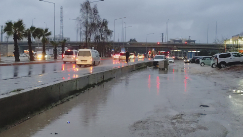 Kızıltepe'de sağanak; yollar göle döndü