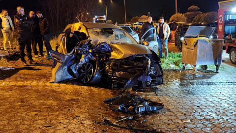 Bursa'da iki otomobil kafa kafaya çarpıştı: 3 yaralı