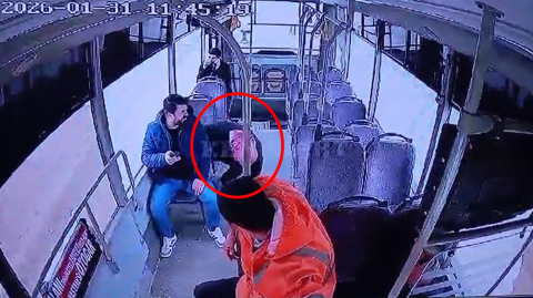 Otobüste epilepsi nöbeti geçiren yolcu koltuktan düştü; o anlar kamerada