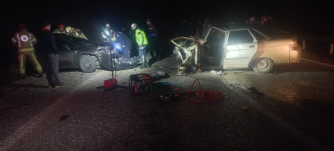 Bursa'da 2 otomobilin, kafa kafaya çarpıştı: 3 yaralı