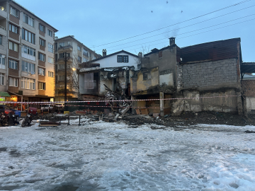 Sivas'ta iki katlı metruk bina çöktü