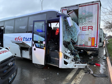 İstanbul- Kurtköy'de midibüs park halindeki TIR'a çarptı; 13 yaralı