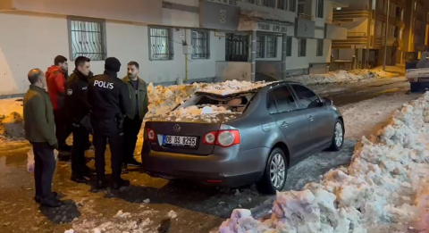 Ağrı’da çatıdan akan kar kütlesinin altında kalıp, yaralandı (2)