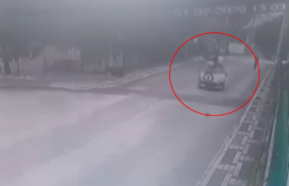 Otomobille çarpışan elektrikli bisiklet sürücüsünün yaralandığı kaza kamerada