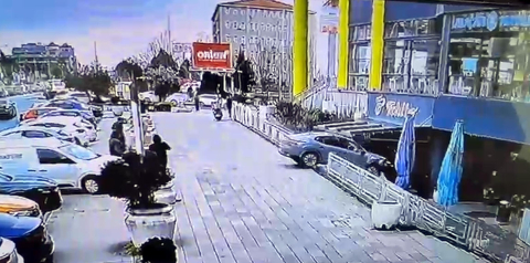 Sürücüsünün fren yerine gaza bastığı otomobil, AVM’de kafeye daldı; 1 yaralı