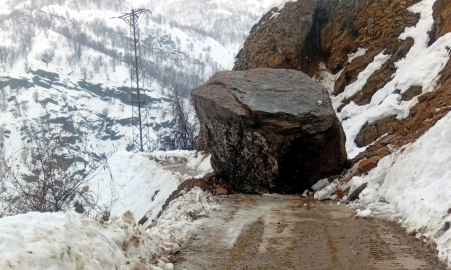 Bitlis'in 2 ilçesinde köy yollarında heyelan ulaşımı etkiledi