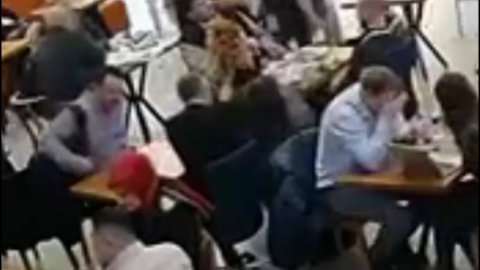 İstanbul- Bakırköy'de kafede oturan Rus turisti, Cezayirli şüpheliler soydu; hırsızlık kamerada