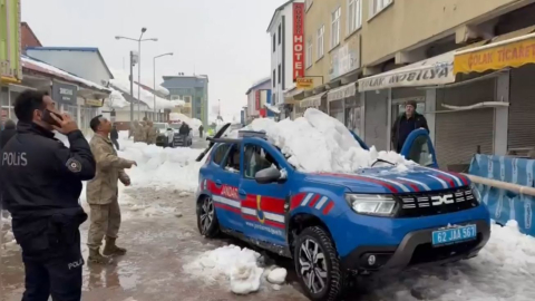 Çatıda biriken kar, jandarma aracının üzerine düştü: 2 yaralı