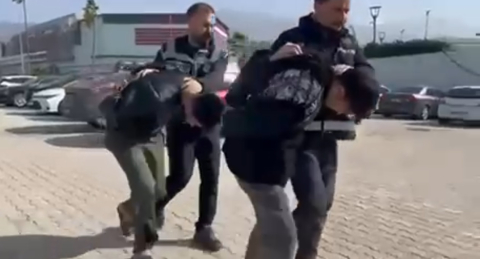 Buluştukları kadını bağlayıp cinsel saldırıda bulunduktan sonra parasını ve telefonunu gasbettiler