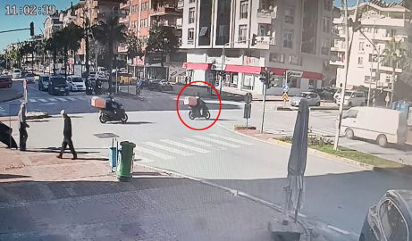 Kazada motosiklet sürücüsü minibüsün altında kalmaktan son anda kurtuldu