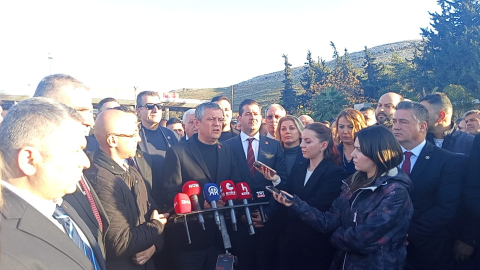 Özgür Özel, deprem şehitliğini ziyaret etti (3)