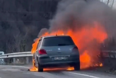Ordu’da seyir halindeyken alev alan otomobil yandı