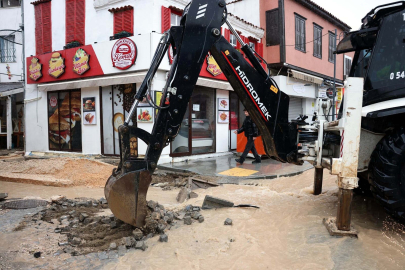 İzmir Çeşme’de sağanak; yollar göle döndü (3)