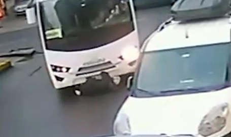 Midibüsün çarptığı kadın yaralandı; kaza kamerada