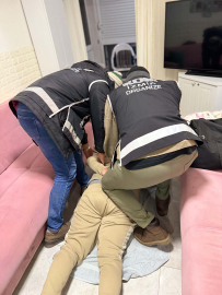 İzmir’de suç örgütü mensubu firari hükümlü villada yakalandı