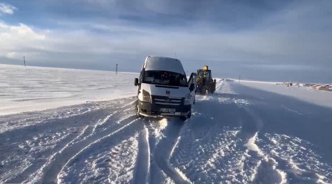 Kars’ta kara saplanan öğrenci servisi kurtarıldı