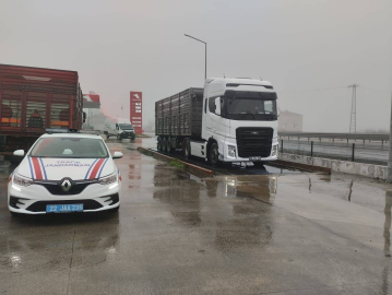 Edirne'de taşıma sınırını aşan 2 kamyon sürücüsüne 159 bin lira ceza