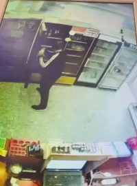 Marketten içki hırsızlığı kamerada