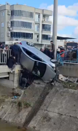 Kaza yapan otomobil köprüde asılı kaldı