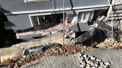 İzmir’de toprak kayması; 2 bina ve 7 araç zarar gördü / Ek fotoğraflar