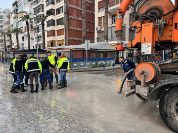 İzmir’de kuvvetli rüzgarda park halindeki otomobilin üzerine ağaç devrildi (3)
