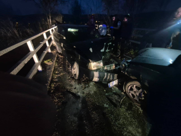 Bursa'da iki otomobil kafa kafaya çarpıştı: 3 yaralı