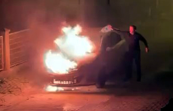 İstanbul- Avcılar'da otomobilindeki yangını pet şişedeki suyla söndürmeye çalıştı