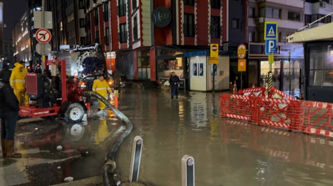 İzmir’de sağanak; cadde ve sokaklar göle döndü, sürücüler zor anlar yaşadı