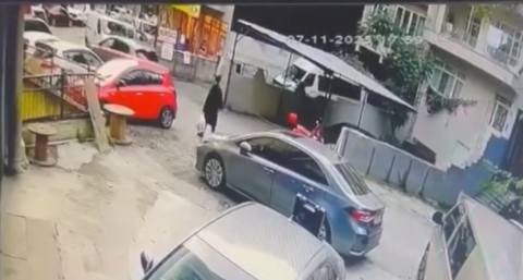 İstanbul - Kağıthane'de otomobil 4 araca ve yayaya çarptı: Yanımdaki araç olmasaydı morgda olurdum / Ek bilgiyle