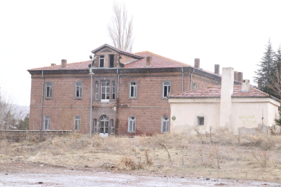 Baba-oğul, tarihi Rum Yetimhanesi'nin bahçesinde kurulan atölyede taşa şekil veriyor/Ek fotoğraflar