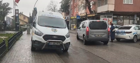 İstasyonda boşanma aşamasındaki eşini başından vurarak öldürdü