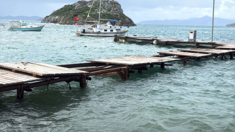 Bodrum'da fırtına; , deniz taştı, işletmelerin camları kırıldı