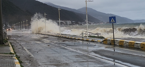 Yalova'da fırtına; deniz taştı, balıkçı barınakları zarar gördü