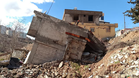 Adıyaman'da 2 katlı bina çöktü