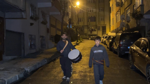 İstanbul - İstanbul'da ramazan davulcuları ilk sahurla birlikte göreve başladı