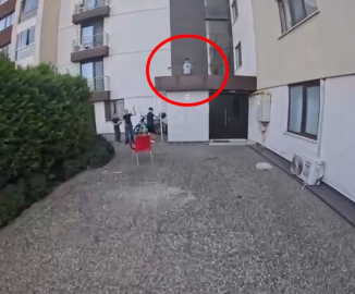 Önce siparişini teslim etti, sonra damda kalan çocuğu kurtardı; o anlar kask kamerasında