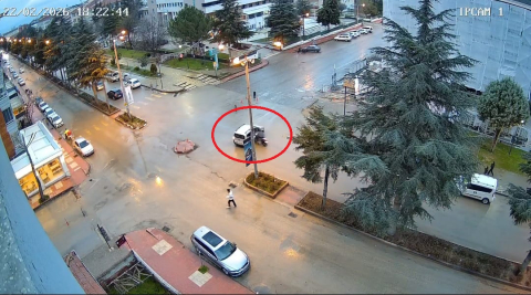 Motosikletin hafif ticari araca çarptığı kaza kamerada: 2 yaralı