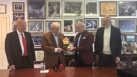 TMOK Anma ve Onurlandırma Komisyonu’ndan güreşin efsanesi Ahmet Ayık’a onur ödülü