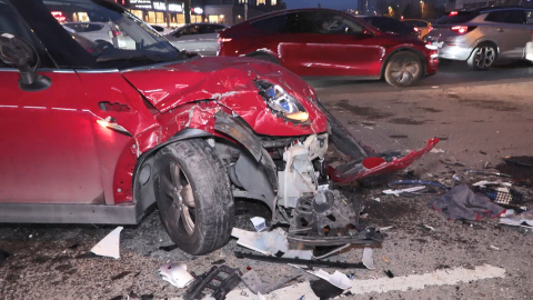 İstanbul- Ataşehir'de sürücüsünün direksiyon başında fenalaştığı otomobil zincirleme kazaya neden oldu