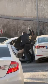 Mardin’de trafikte tekmeli yumruklu yol verme kavgası kamerada