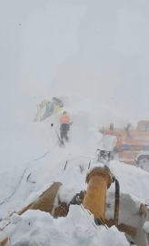 2 bin 540 rakımlı Sahara Geçidi'ne çığ düştü, iş makineleri kar altında kaldı (2)