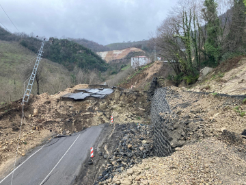 Ordu-Tokat yolunda meydana gelen heyelanda 300 metrelik yol çöktü