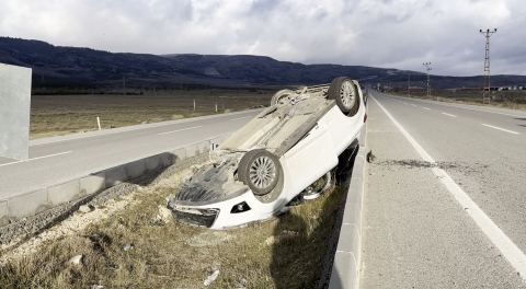 Refüje çarpan otomobil, takla attı; 5 yaralı