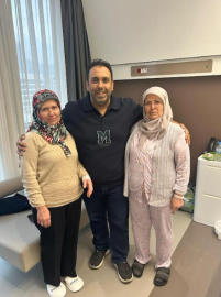 İki kız kardeş aynı gün meme kanserini yendi