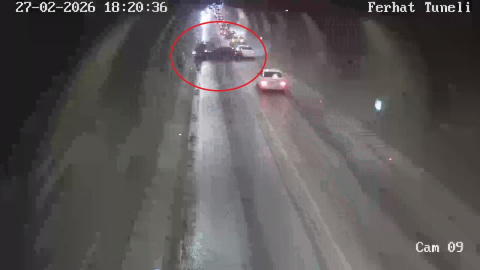 Tünelde iki otomobilin kafa kafaya çarpıştığı kaza kamerada