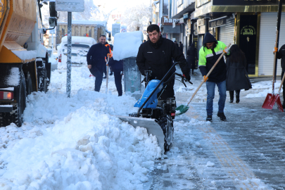 Van'da kardan 390 yerleşim yerinin yolu kapandı, okullar tatil edildi